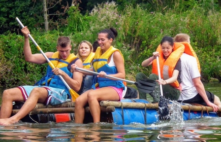 Ontvangst van de jongeren komende uit diverse landen met de organisatie van een team building activiteit.